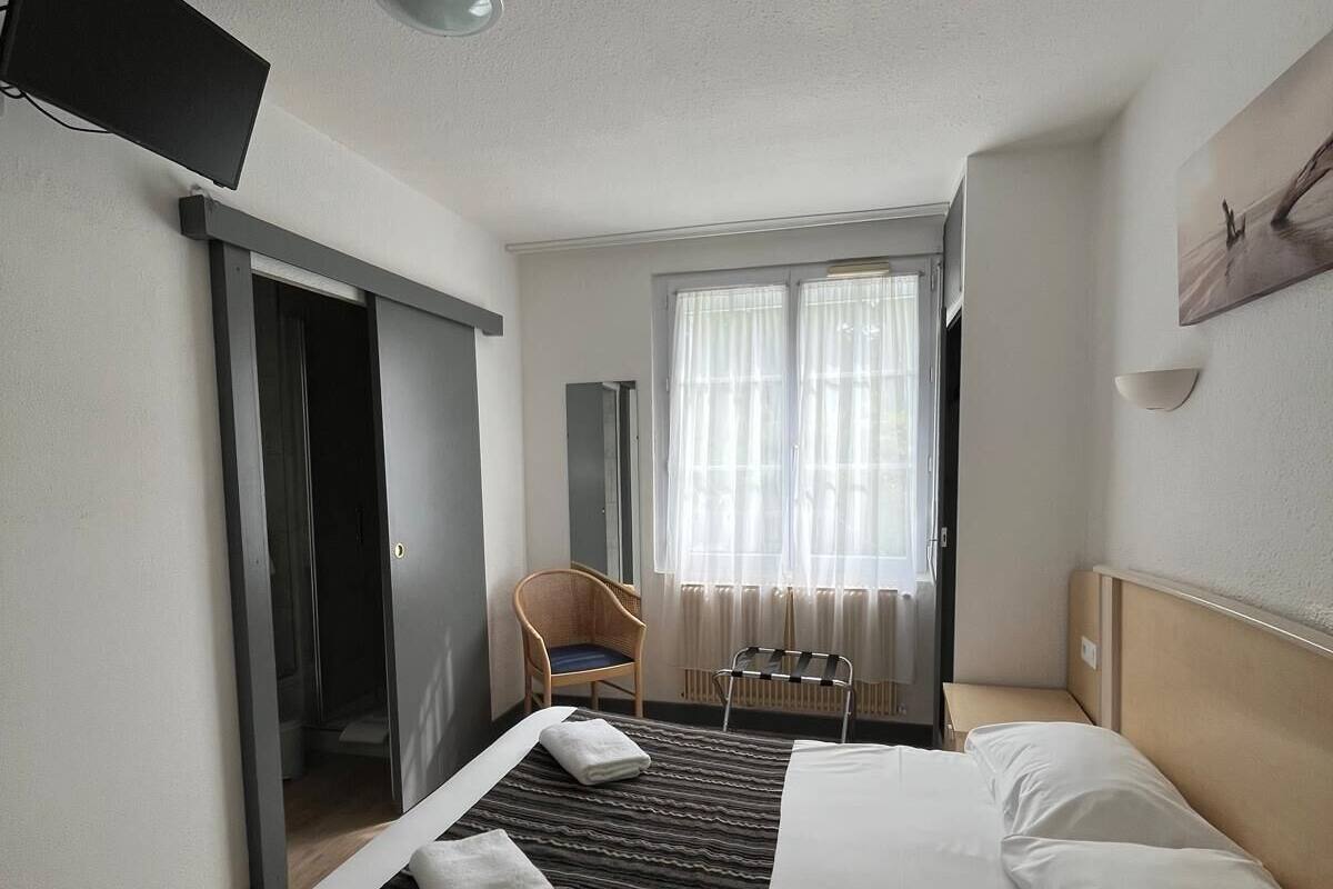 Standard Double Room | Desk, iron/ironing board (on request), WiFi (free)