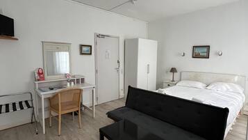 Superior Double Room | Desk, iron/ironing board (on request), WiFi (free)