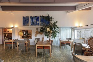 Dinner served, French cuisine, pool views  - Les Arnelles (Saintes-Maries-de-la-Mer)