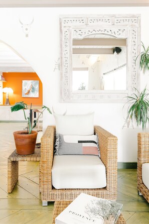 Lobby sitting area - Les Arnelles (Saintes-Maries-de-la-Mer)