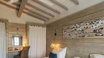 Suite – deluxe | Sengetøy av topp kvalitet, safe på rommet, skrivebord og lydisolert