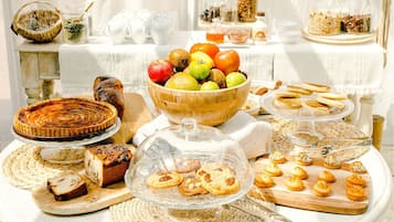 Daily buffet breakfast (EUR 25 per person)