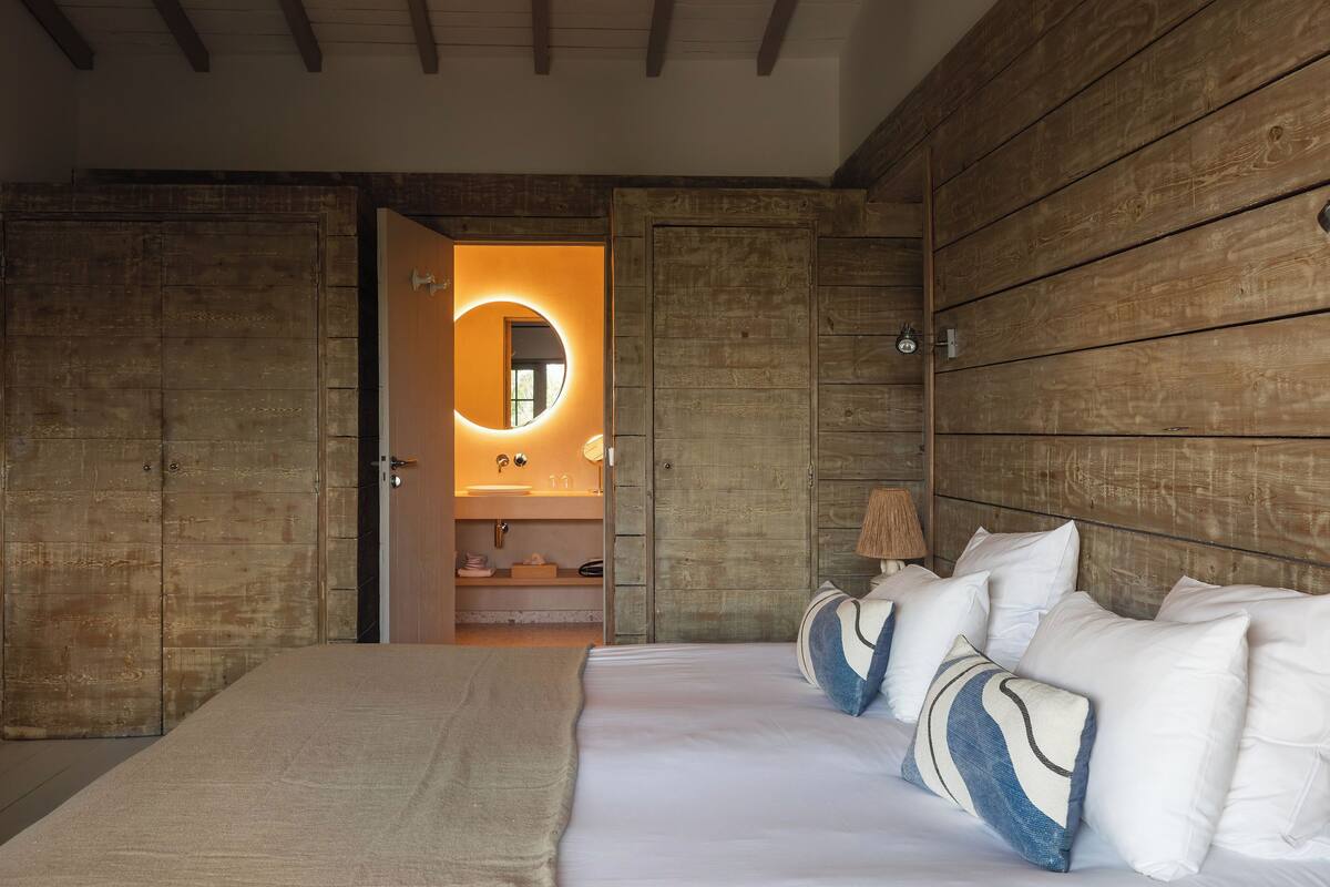 Hochwertige Bettwaren, Zimmersafe, Schreibtisch, schallisolierte Zimmer