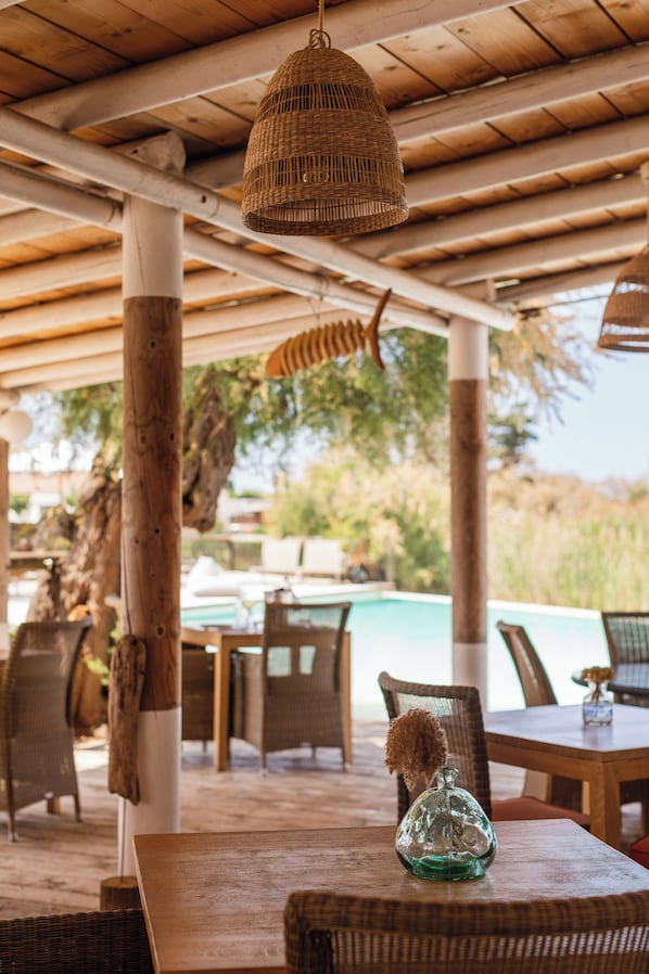 Illallinen, ranskalainen keittiö, näkymät uima-altaalle