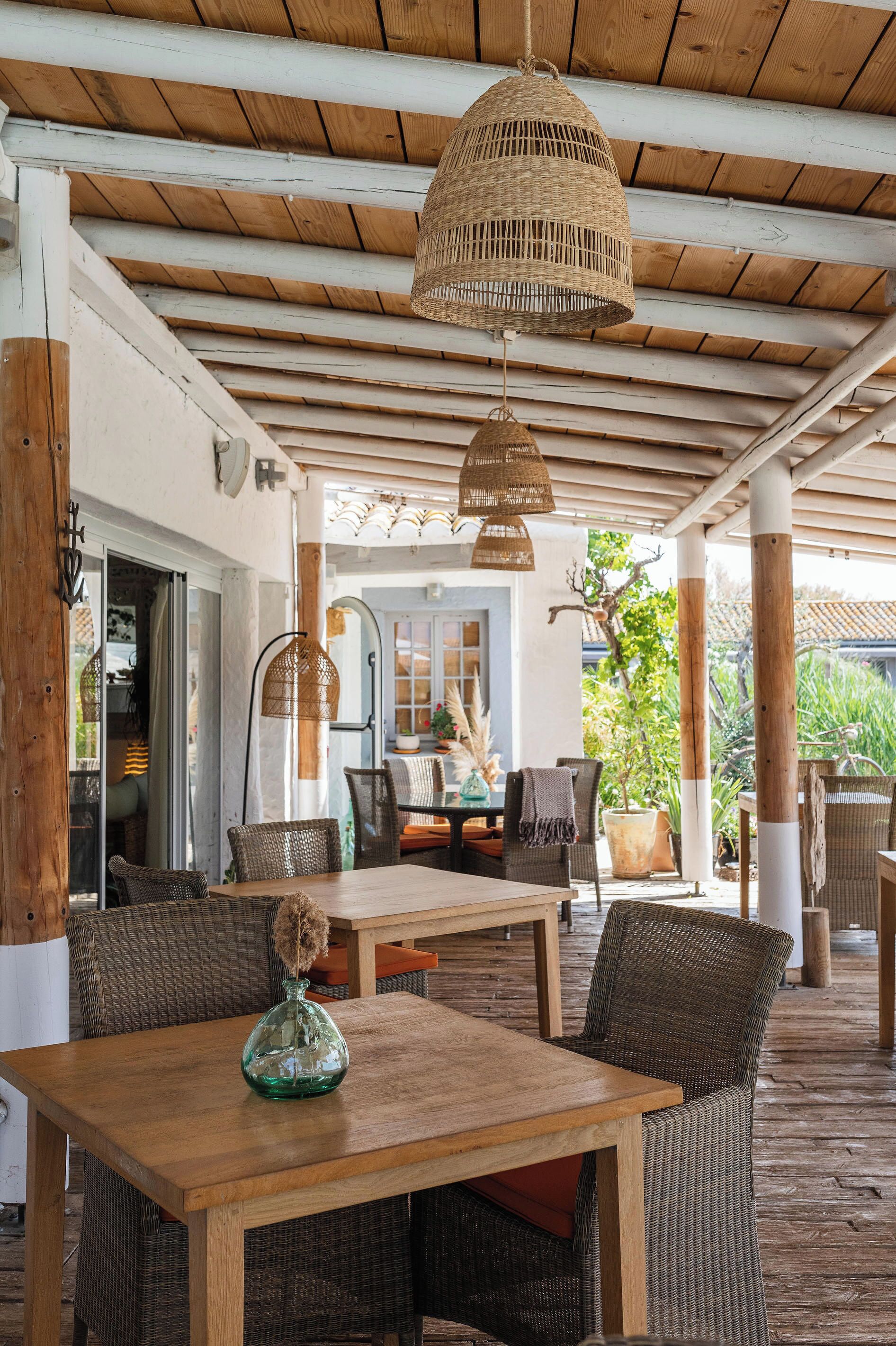 Middag serveres, franske retter, utsikt mot bassenget 