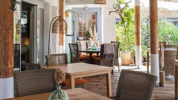 Middag serveres, franske retter, utsikt mot bassenget