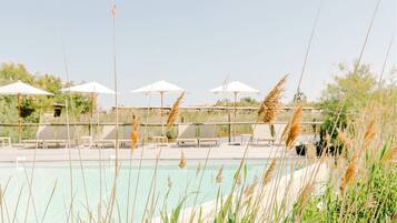 Piscine extérieure, chaises longues