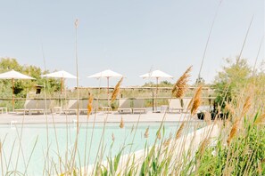 Outdoor pool, open 10:00 AM to 7:30 PM, sun loungers - Hôtel restaurant Les Arnelles (Saintes-Maries-de-la-Mer)