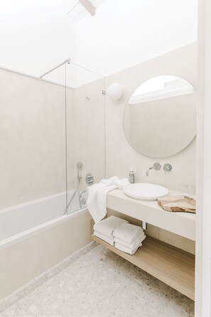 バスアメニティ (無料)、ヘアドライヤー、バスローブ、タオル