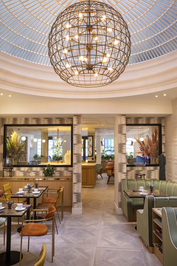 Petit déjeuner complet (21 EUR par personne)