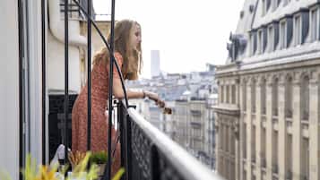 Habitación Deluxe, balcón (Spa access) | Ropa de cama de alta calidad y caja de seguridad en la habitación