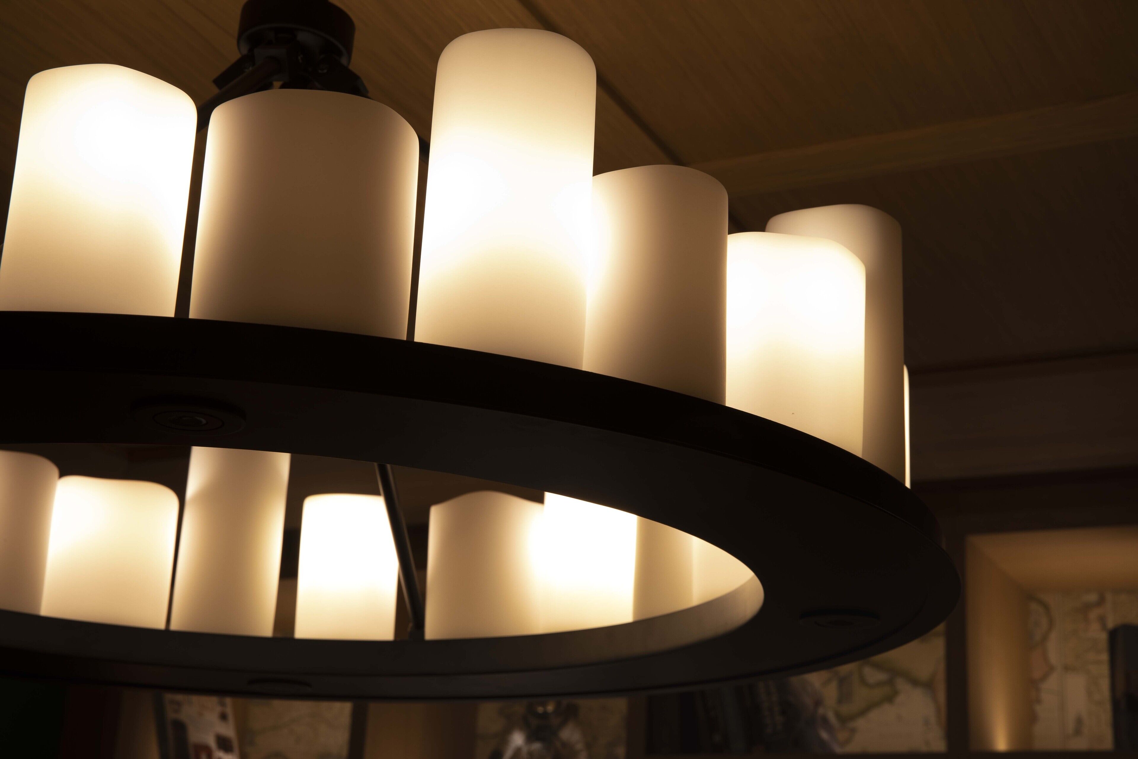 Un candelabro con varias lámparas cilíndricas.