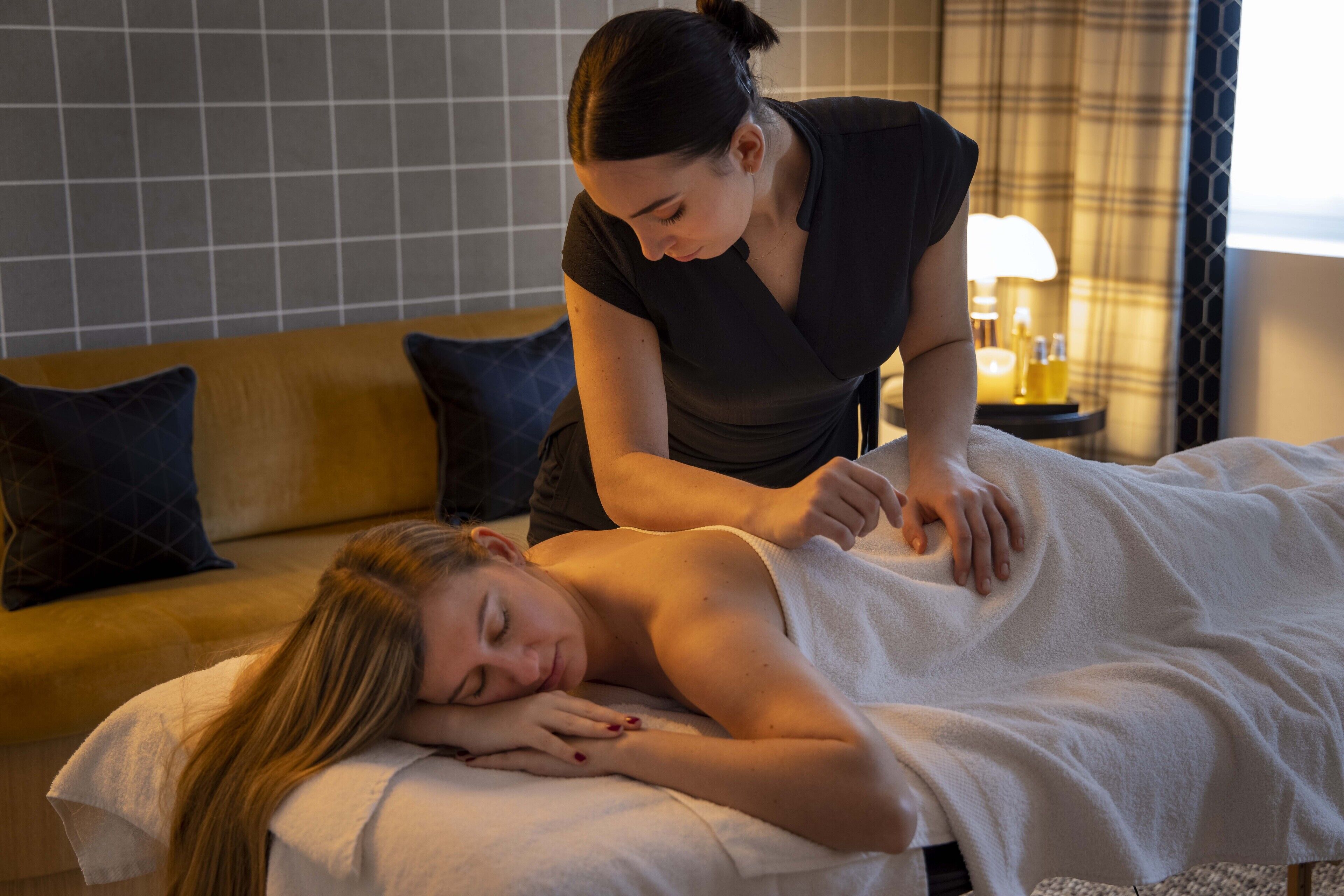 热水浴缸、湿蒸房、按摩服务