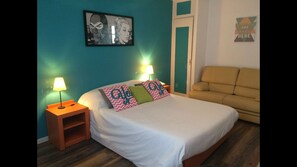 Escritorio, cortinas blackout y sistema de insonorización 