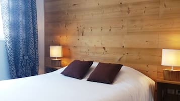 Habitación clásica doble, vistas al lago | Escritorio, cortinas opacas, sistema de insonorización