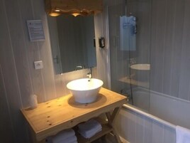 Quarto casal clássico, em edifício anexo | Banheiro | Secador de cabelo, toalhas de banho