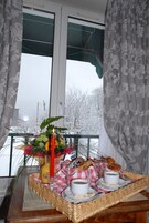 Quarto casal superior, vista para o lago | Serviço de quarto: opções para refeição