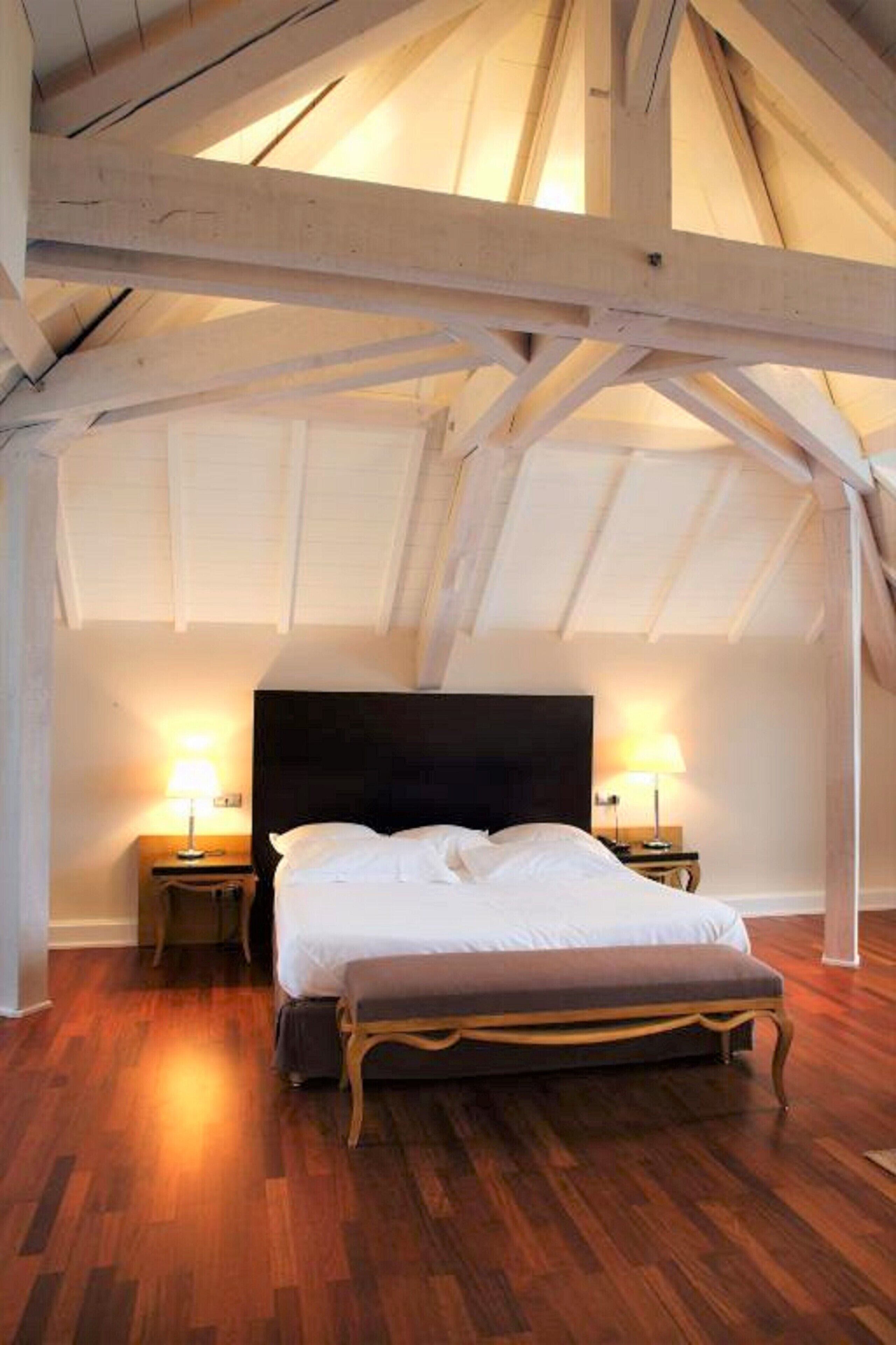 Suite – junior | Safe på rommet, individuelt innredet, skrivebord og blendingsgardiner