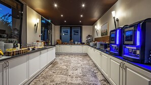 بوفيه فطور يوميًا بتكلفة قدرها (20 EUR للشخص)