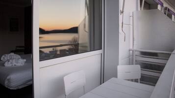 Kamer, 1 twee- of 2 eenpersoonsbedden | Een kluis op de kamer, individueel gemeubileerd, een bureau