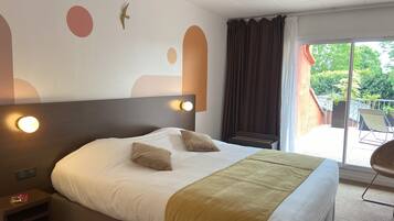 Kahden hengen superior-huone, terassi | Ylelliset vuodevaatteet, tallelokero huoneessa, työpöytä, pimennysverhot