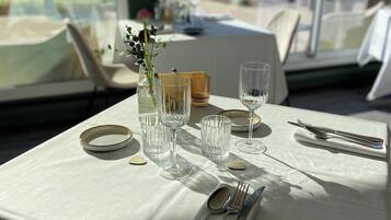 Petit déjeuner et dßner servis sur place