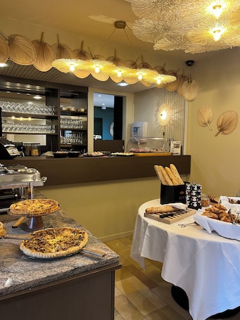 Petit déjeuner et dîner servis sur place. Le Relais De Montigny - Logis