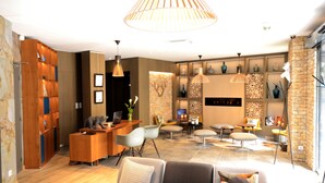 Uma sala de estar moderna com lareira, estantes de madeira e diversas opções de assentos.