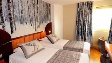 Caja de seguridad en la habitación, escritorio y cortinas blackout