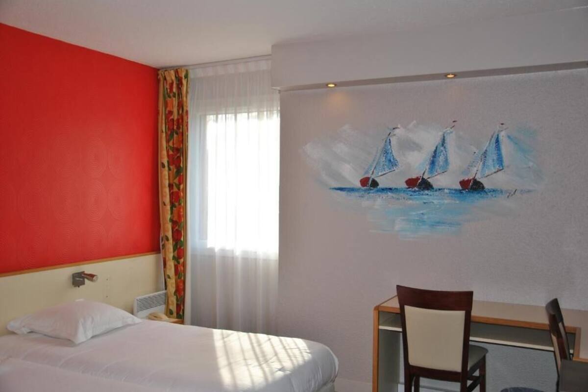 Desk, iron/ironing board, WiFi (free), bed sheets