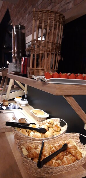 Daily buffet breakfast for a fee - Hôtel Cositel Coutances (Coutances)