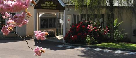 Entrada de un hotel con un letrero que dice "COSITEL RESTAURANT HOTEL".
