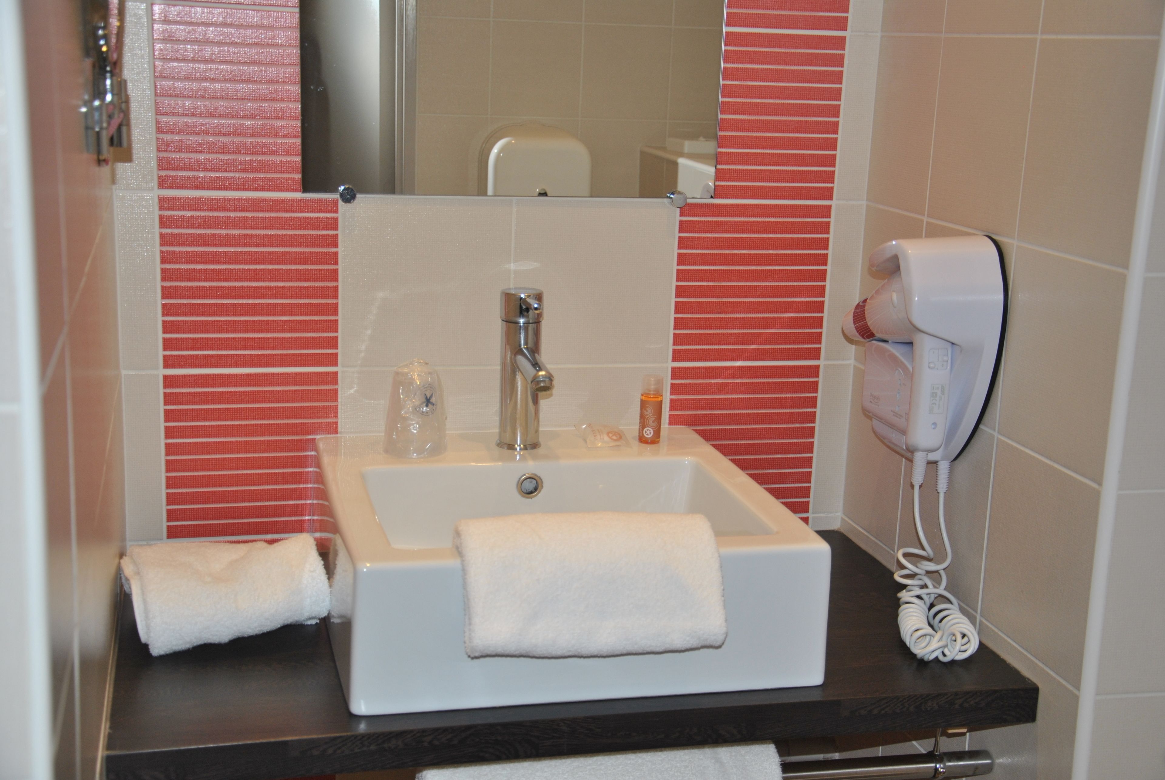 comfort twin room | bathroom sink