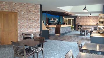 Colazione a buffet, servita tutte le mattine (13.5 EUR a persona)