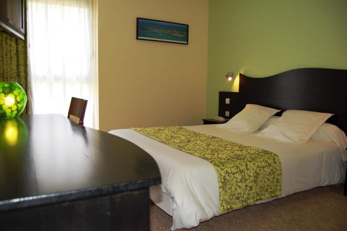 Desk, iron/ironing board, WiFi (free), bed sheets