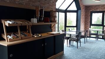 Un rincón comedor acogedor con pared de ladrillo, estantes de madera y una mesa con sillas.