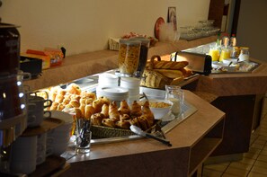 Desayuno buffet todos los días (con cargo) 