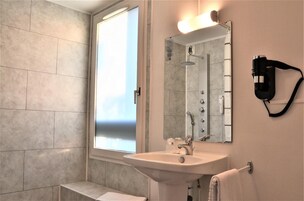 Quarto casal ou duplo conforto | Banheiro | Chuveiro, produtos de toalete grátis, secador de cabelo