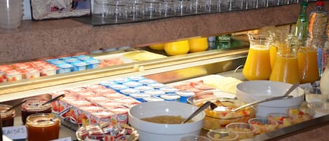 Desayuno buffet diario (EUR 9.9 por persona)
