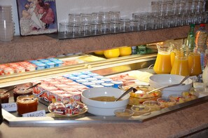 Dagelijks ontbijtbuffet (EUR 9.9 per persoon)