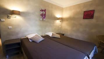 Kamar Double | Didekorasi berbeda-beda dan dilengkapi dengan perabotan berbeda-beda