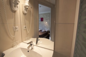 Habitación doble | Baño | Amenidades de baño gratuitas, secadora de cabello, toallas 