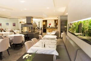 2 restaurantes, é servido café da manhã