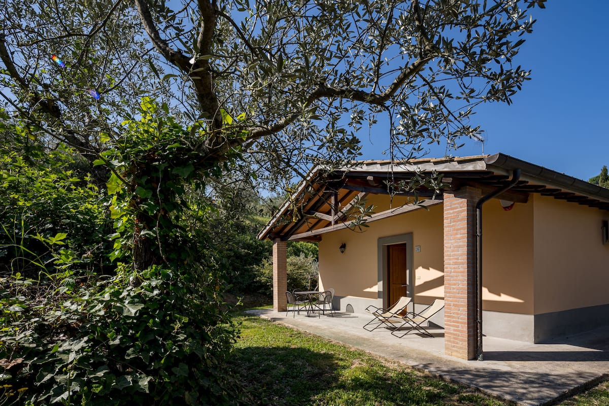 Un petit bâtiment doté d’une terrasse, d’une porte et d’une fenêtre.