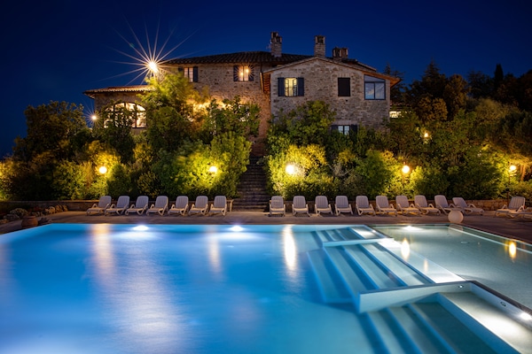 AuĂenpool (je nach Saison geöffnet), Pool auf dem Dach, LiegestĂŒhle