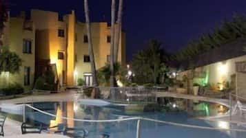 AuĂenpool (je nach Saison geöffnet), Sonnenschirme, LiegestĂŒhle