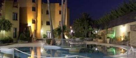 Seasonal outdoor pool, pool umbrellas, sun loungers