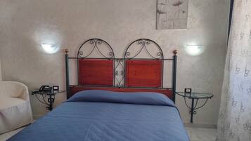 Minibar, Zimmersafe, Schreibtisch, Bügeleisen/Bügelbrett