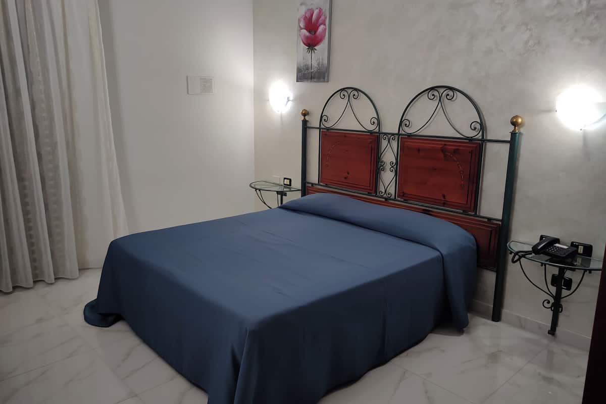 double room | minibar, in-room safe, desk, iron/ironing board