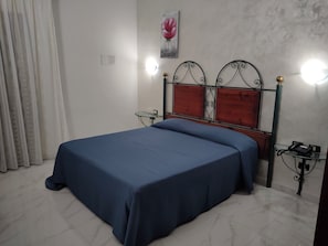 Minibar, caja de seguridad en la habitación y escritorio